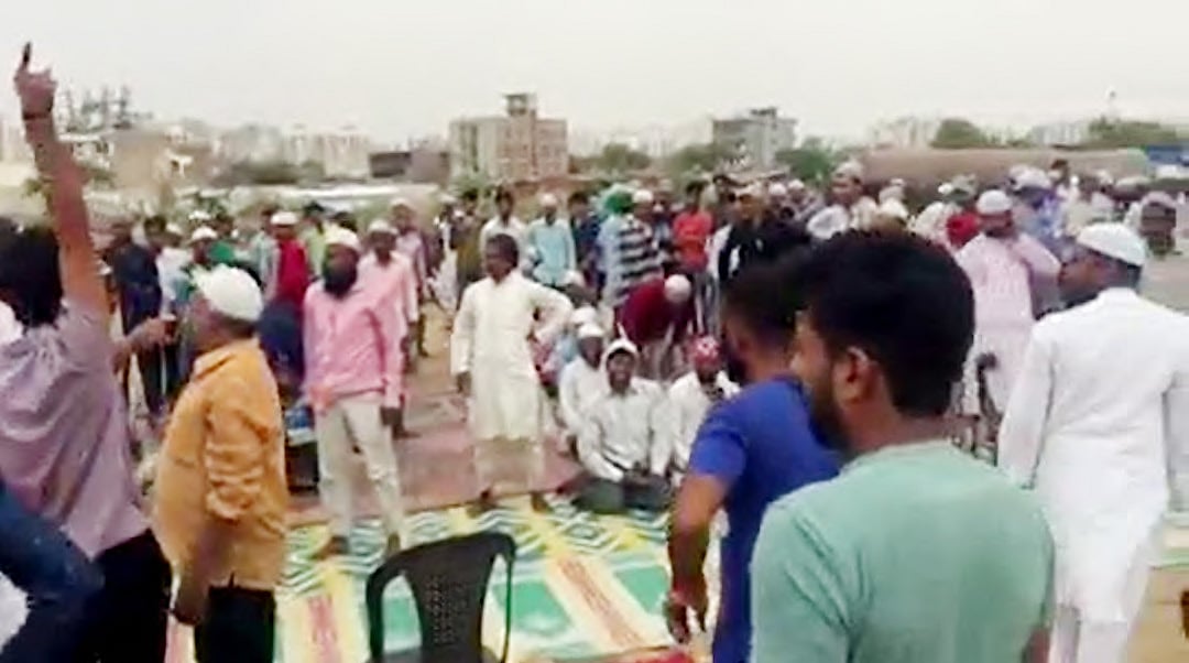 شرپسندوں نے مسلمانوں کو نماز پڑھنے سے روکا، لگائے ’جے شری رام‘ کے نعرے