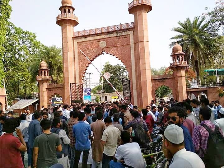 اے ایم یو: ہندووادی تنظیموں کے ہنگامہ کے بعد پولس کی ہوائی فائرنگ 