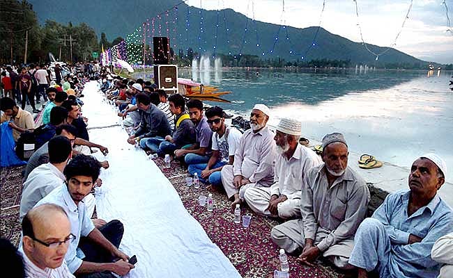 کشمیر میں افطار پارٹیوں کا بڑھتا ر   جحان  