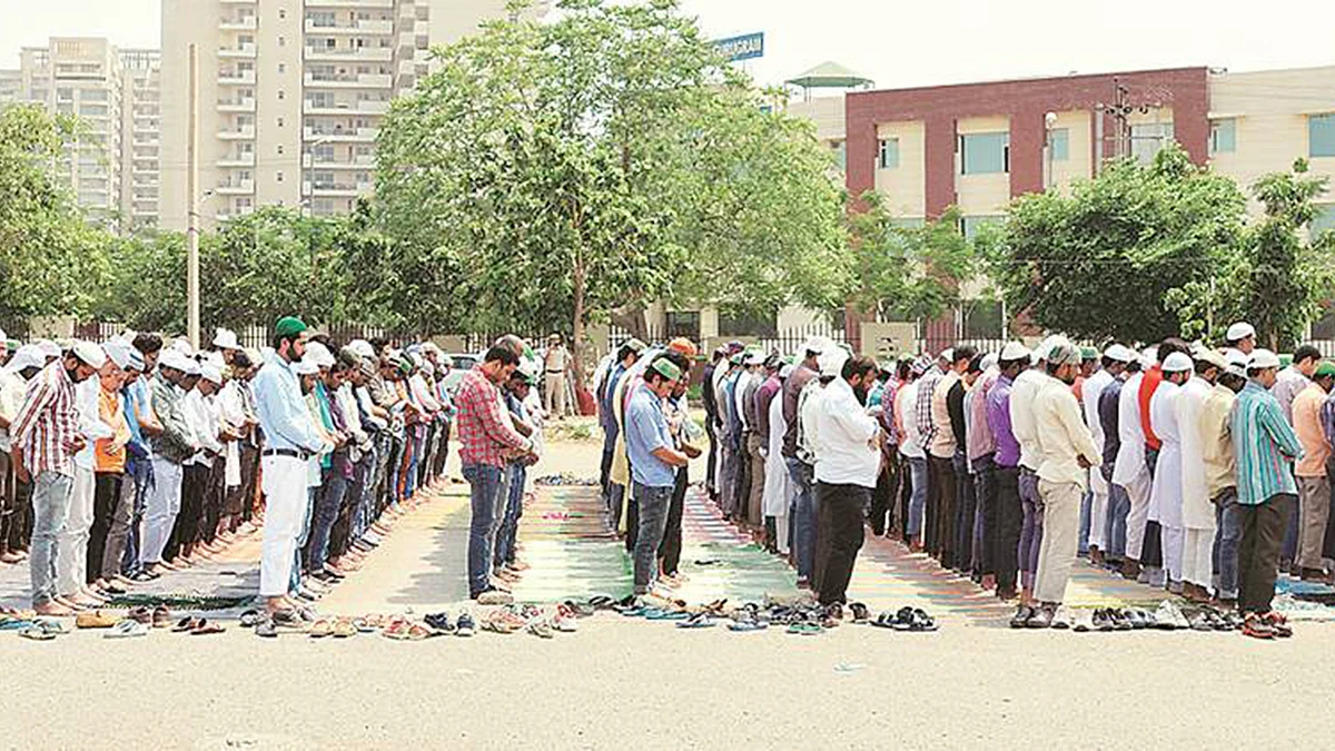 گروگرام میں کھلے میں نماز ادائیگی کی فائل تصویر