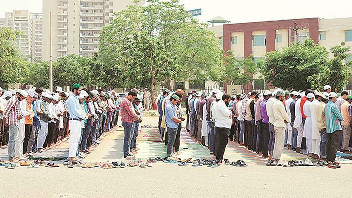 گروگرام میں کھلے میں نماز ادائیگی کی فائل تصویر