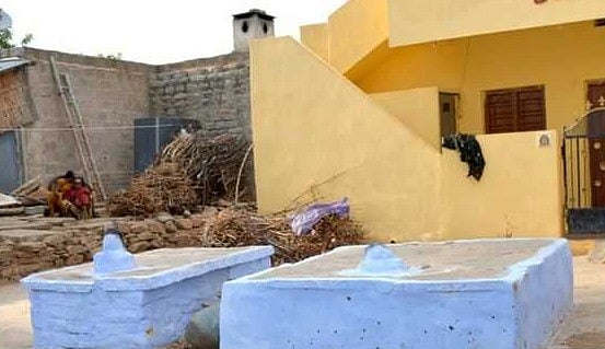 ایّا کونڈا:  ہندوؤں کا گاؤں، جہاں ہر گھر کے سامنے قبر موجود