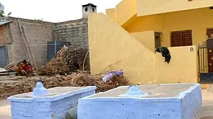 ایّا کونڈا: ہندوؤں کا گاؤں، جہاں ہر گھر کے سامنے قبر موجود