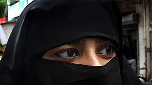 برطانیہ نے تیار کیا مسلم خاتون پولیس اہلکاروں کے لیے ’مقناطیسی حجاب‘، جانیں کیا ہے خاصیت