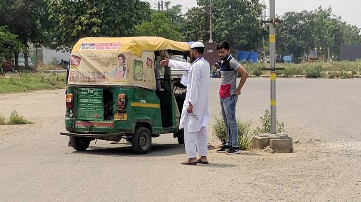 لوگوں کو نماز کی جگہ کا راستہ بتاتے رضاکار