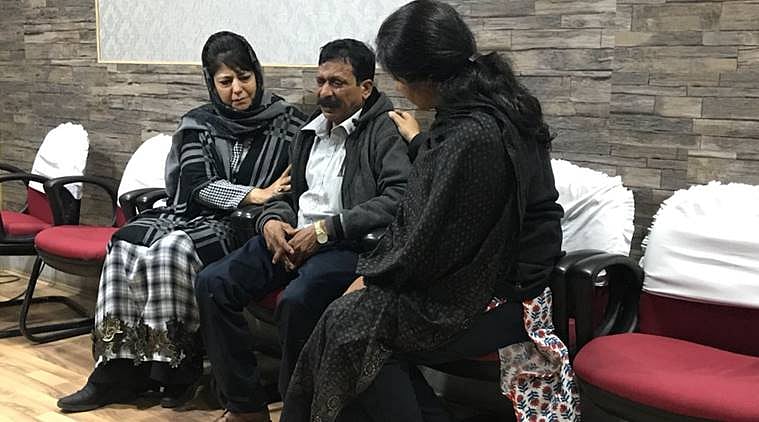 تمل ناڈو کے سیاح کی کشمیر میں موت،  محبوبہ شرمسار، عمر برہم