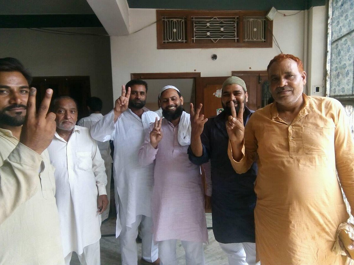 کیرانہ واقع تبسم حسن کی رہائش پر خوشی کا اظہار کرتے کارکنان