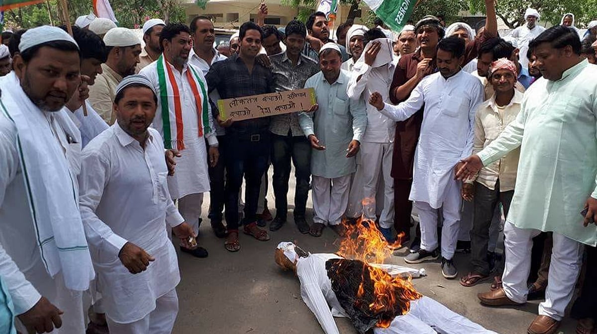 میوات میں پتلا نذر آتش کر کے احتجاج کرتے کانگریس کارکنان