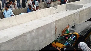 وارانسی میں دردناک حادثہ، زیر تعمیر پل منہدم، 22 ہلاک