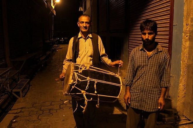 کشمیر میں ڈھول بجا کر روزہ داروں کو اٹھاتے سحر خواں