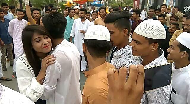 عید کے موقع پر لڑکی سے گلے ملنے کے لئے امڑی نوجوانوں کی بھیڑ 