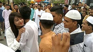 عید کے موقع پر لڑکی سے گلے ملنے کے لئے امڑی نوجوانوں کی بھیڑ