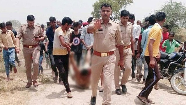 بے دم قاسم کو  مارتے رہے شرپسند عناصر، پولس دیکھتی رہی تماشا