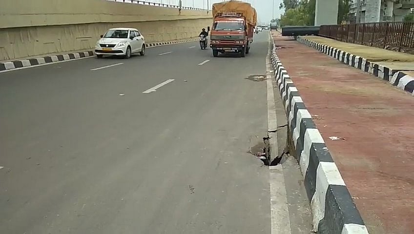 مودی جی نے جس ایکسپریس وے کا ایک ماہ پہلے افتتاح کیا تھا اس میں پڑے گڈھے 