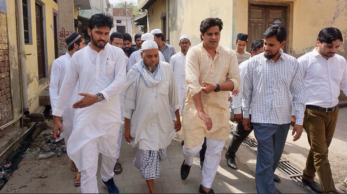 عیدی دینے پہلو خان اور عمر کے گھر پہنچے عمران پرتاپ گڑھی