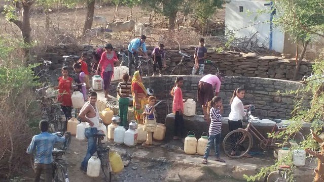 بندیل کھنڈ: چہار جانب پانی کا بحران، انسانوں اور جانوروں کی جا رہی جان