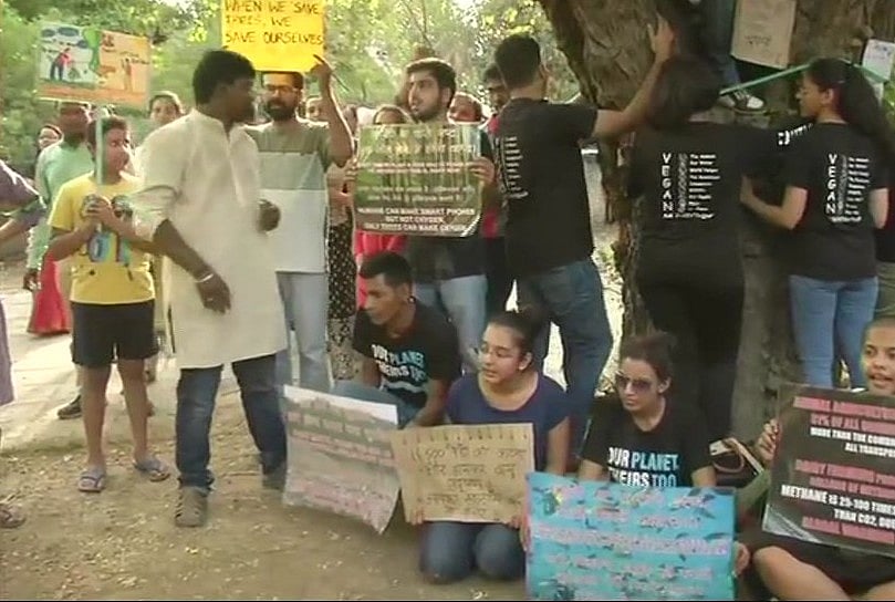 مرکزی حکومت کے خلاف لوگوں نے درخت سے چپک کر چلائی ’چِپکو تحریک‘