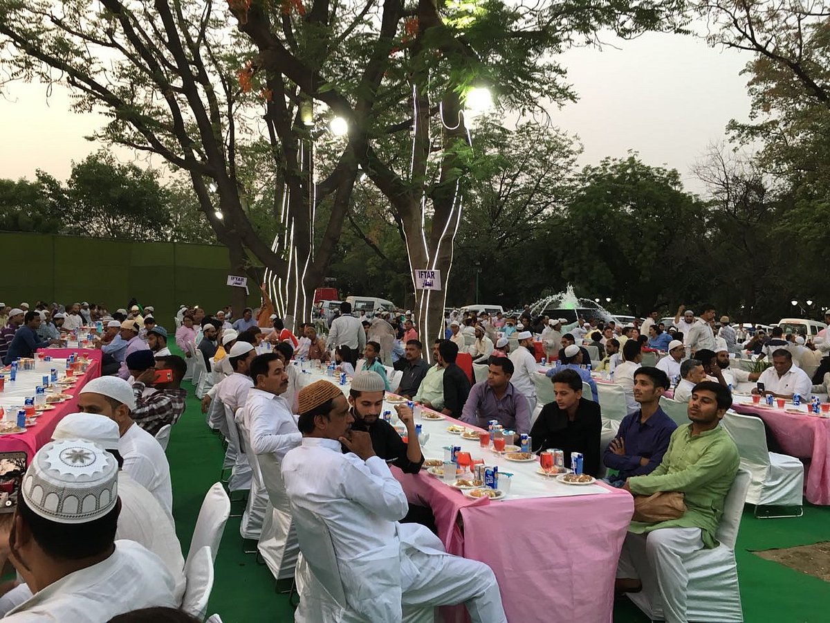 کیجریوال کی افطار پارٹی میں وی آئی پی پنڈال!