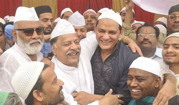 عید کے موقع پر لڑکی سے گلے ملنے کے لئے امڑی نوجوانوں کی بھیڑ 