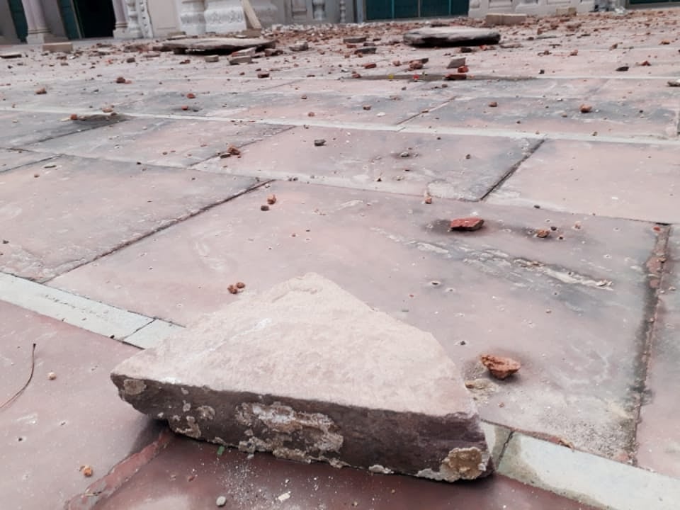 آندھی طوفان سے لکھنؤ کی شاہی جامع مسجد کی برجیاں زمین بوس
