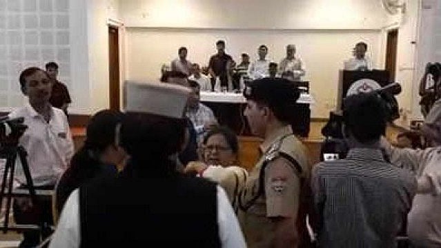 اتراکھنڈ: راوت کے جنتا دَربار میں خاتون ٹیچر نے کی تبادلے کی گزارش تو ہوئی سسپنڈ