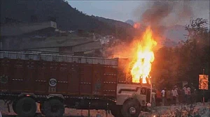 جموں و کشمیر: گئو رکشکوں کا ہنگامہ، پولس کے سامنے مویشی سے بھرا ٹرک نذر آتش