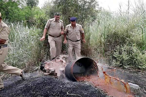 یو پی: لوگوں نے کی تھانیدار کی پٹائی، لوٹ لی اے کے-47 اور 3 لاکھ کی گھڑی
