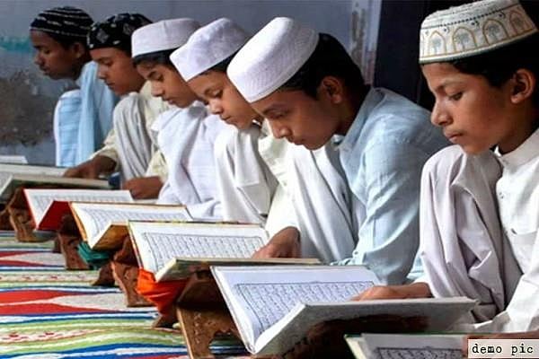 یوگی حکومت مدارس کے بچوں کو پہنائے گی پینٹ شرٹ