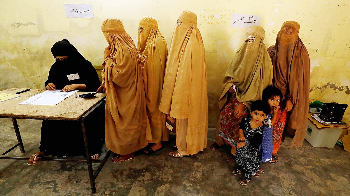 پاکستان: انتخابات میں خواتین کی ریکارڈ شرکت، جمہوری تسلسل کی فتح