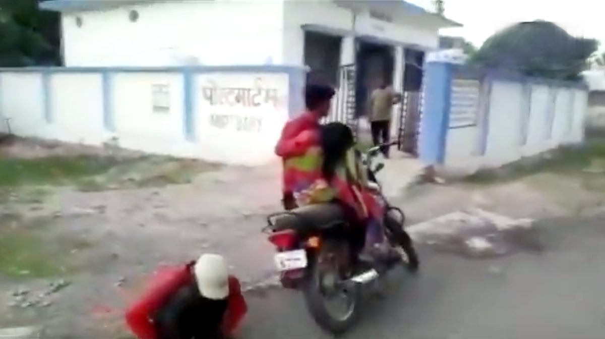 انسانیت پھر شرمسار: ماں کی لاش بائیک پر لے جانے کو مجبورہوا نوجوان 