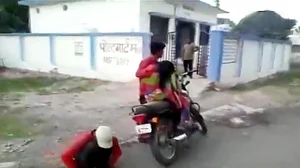 انسانیت پھر شرمسار: ماں کی لاش بائیک پر لے جانے کو مجبورہوا نوجوان