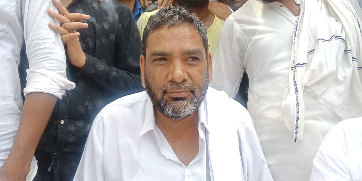 تصویر سابق سرپنچ ذاکر، گاؤں پاٹ کھوری