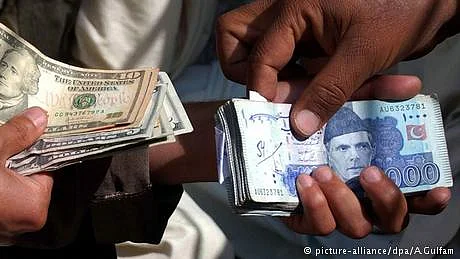 پاکستانی کرنسی کی تنزلی، ڈالر ایک سو تیس روپے سے بھی اوپر