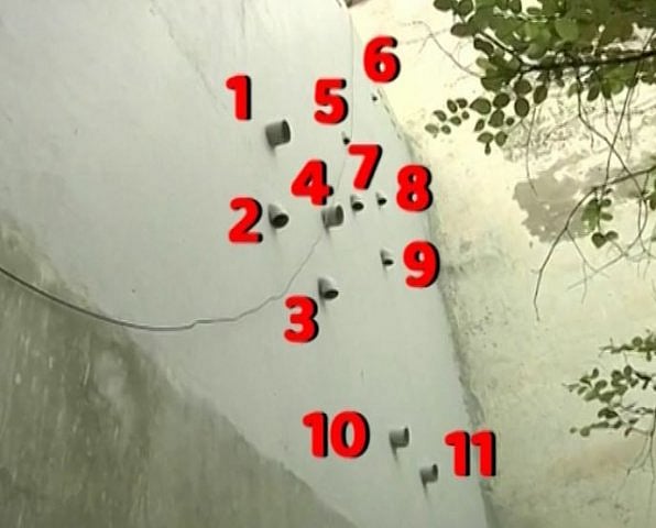 گھر کی دیوار پر لگے 11 پائپ