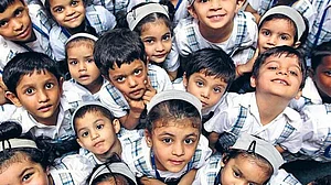 فیس ادا نہ ہونے پر معصوم بچوں کو سزا دینے کا چلن