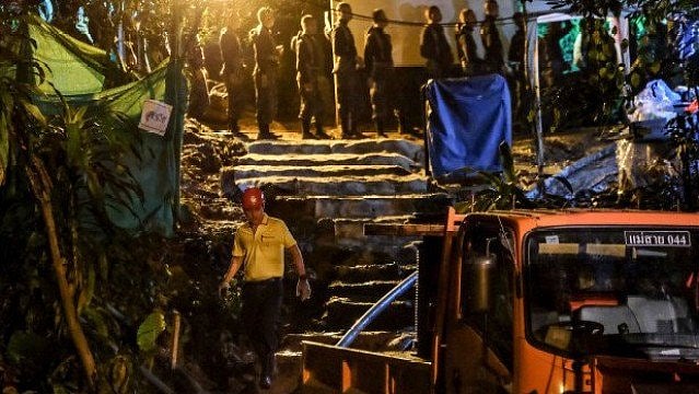 تھائی لینڈ:  تاریک غار میں 18دن  موت اور بچوں کے درمیان دیوار بن کر کھڑا رہا کوچ