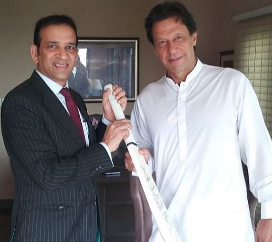 مودی نے عمران کو کرکٹ بیٹ گفٹ کیا، عمران کی حلف برداری 18 اگست کو