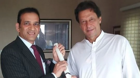 وزیر اعظم نریندر مودی نے عمران خان کو کرکٹ کا بیٹ  بطور گفٹ بھیجا&nbsp;