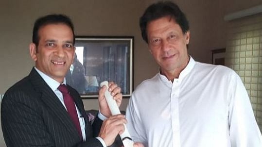 وزیر اعظم نریندر مودی نے عمران خان کو کرکٹ کا بیٹ بطور گفٹ بھیجا 