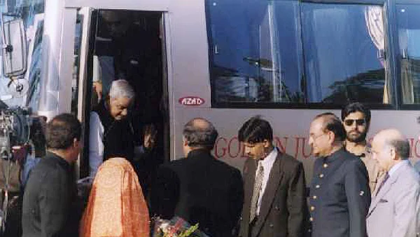 واجپئی واگھہ پر بس سے اترتے ہوئے(فائل تصویر)