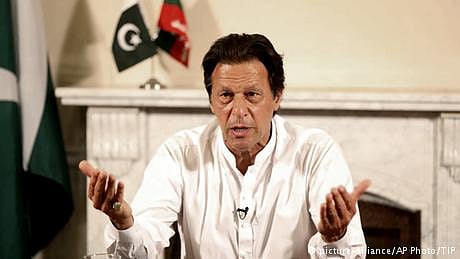 عمران کے سر پر لٹکتی ہوئی نا اہلی کی تلوار