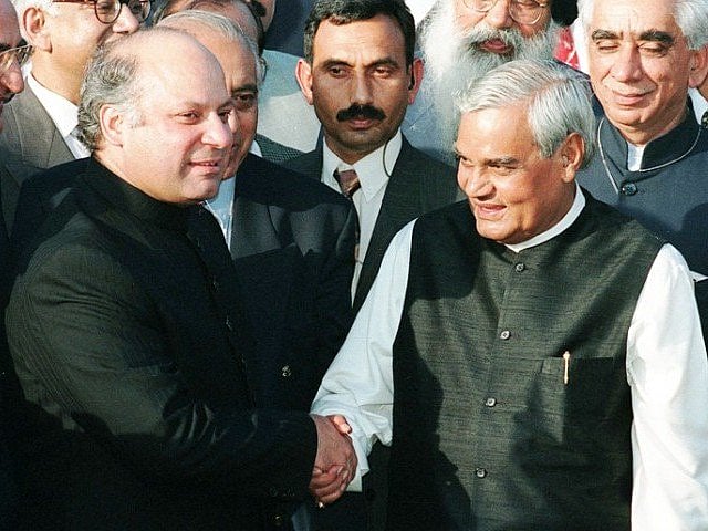 پاکستان کے سابق وزیر اعظم نواز شریف کے ساتھ 
