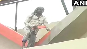 مغل سرائے اسٹیشن کا رنگ ہوا زعفرانی