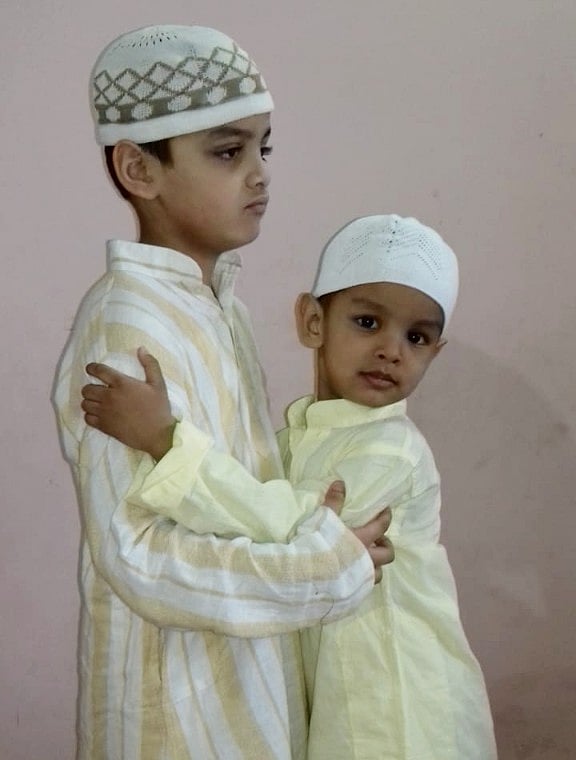 عیدالاضحیٰ کی نماز کے بعد گلے ملتے ہوئے دو معصوم بچے