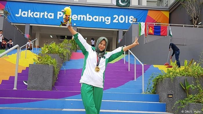 پاکستان کے لیے پہلا ایشین کراٹے میڈل جیتنے والی نرگس ہزارہ