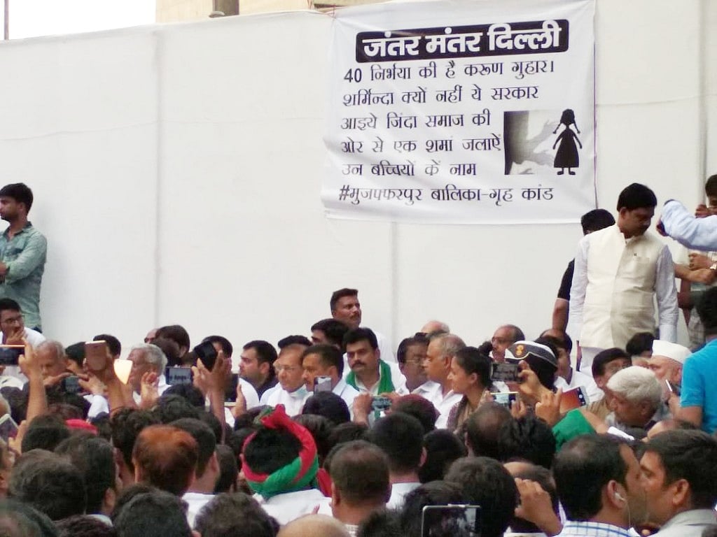 دہلی کے وزیر اعلیٰ اروند کیجریوال اسٹیج پر شرد یادو کے بغل میں