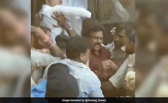 چھتیس گڑھ: کانگریس کارکنان کو پولس نے بے رحمی سے پیٹا، 19ستمبرکو احتجاج کا اعلان