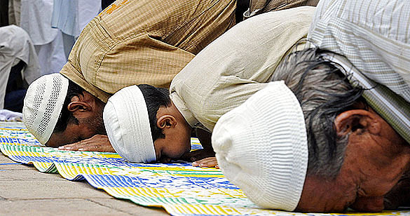 انڈونیشیا: سرکاری ملازمین کو نماز پڑھنے کا حکم، ورنہ جا سکتی ہے نوکری