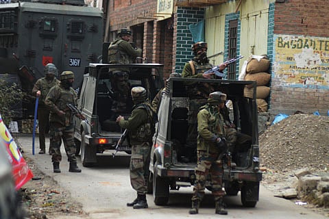 کشمیر: کولگام میں مسلح تصادم، حزب المجاہدین کمانڈر سمیت 5 ملی ٹینٹ ہلاک