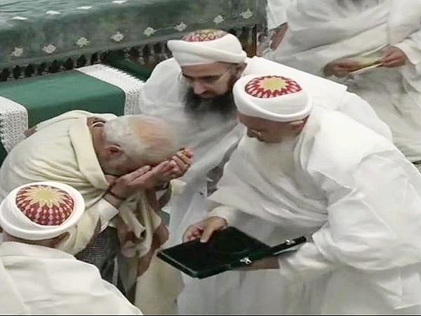 انتخابات سے پہلے پی ایم مودی نے بوہرا سماج کے سامنے جھکایا سَر